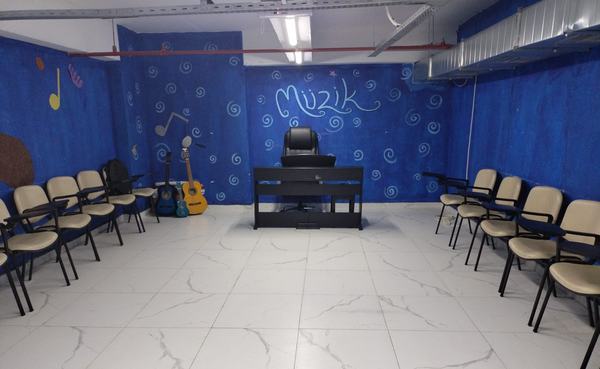 Piyano ve gitarlarla donatılmış müzik sınıfı