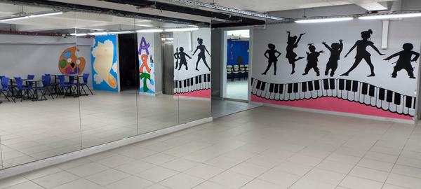 Boy aynaları ve dans figürlü duvar resmiyle dans salonu