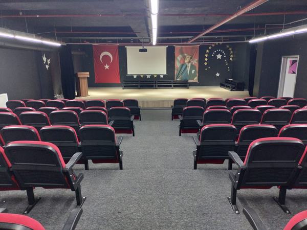 Sahnesi ve koltuk sıralarıyla konferans salonu