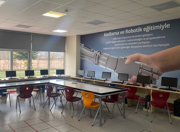 Kodlama ve robotik duvar baskılı bilgisayar sınıfı