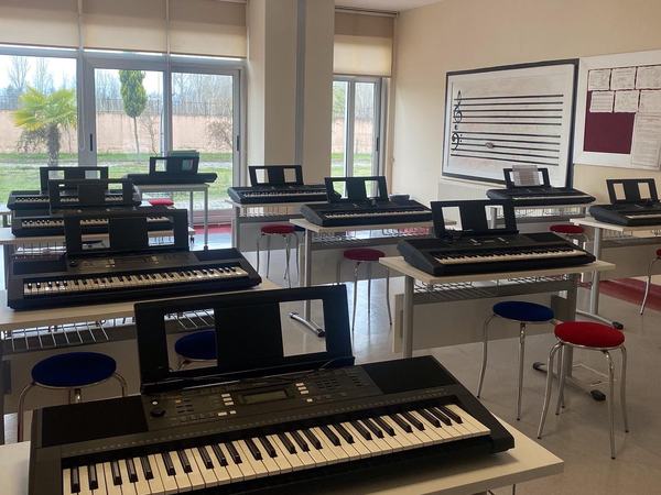 Elektronik klavyelerle donatılmış müzik sınıfı