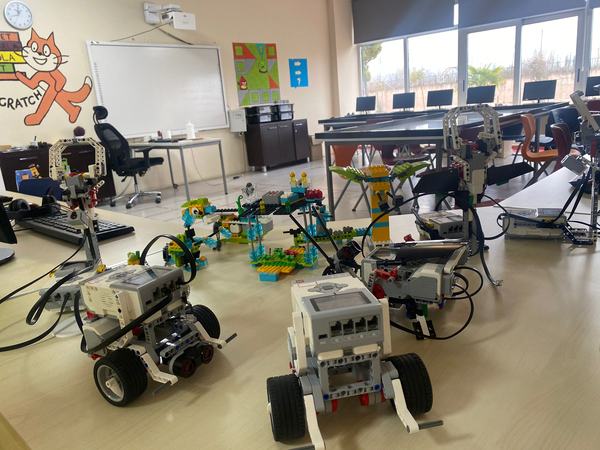 Masada robot setleri bulunan kodlama ve robotik atölyesi