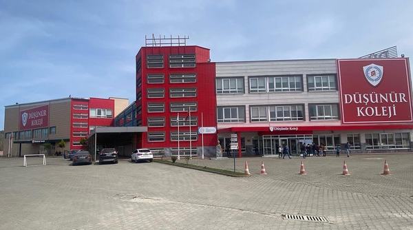 Kırmızı kuleli ana giriş binası ve Düşünür Koleji tabelaları
