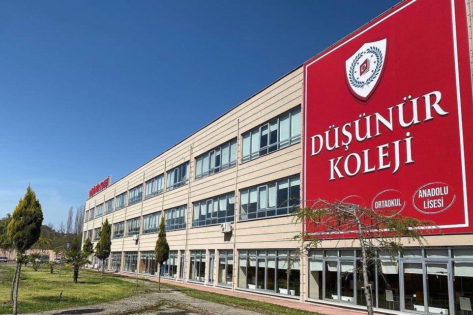 Bartın Kampüsü'nün Düşünür Koleji tabelalı üç katlı okul binası