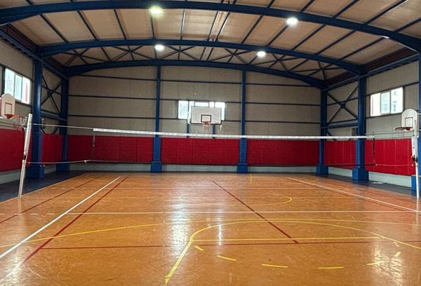 Voleybol fileli ve basketbol potalı kapalı spor salonu