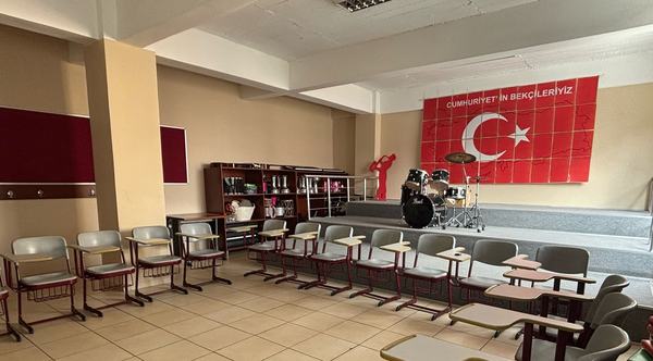 Sahnesi ve bateri setiyle müzik sınıfı