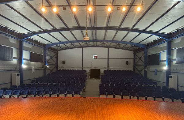 Sahneden görünen konferans salonu ve koltuk sıraları