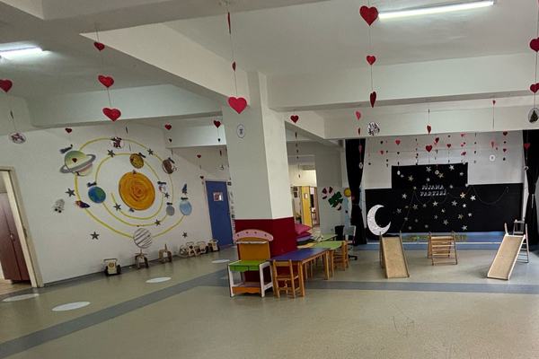 Kaydıraklı ve çocuk boyu masalı anaokulu etkinlik alanı