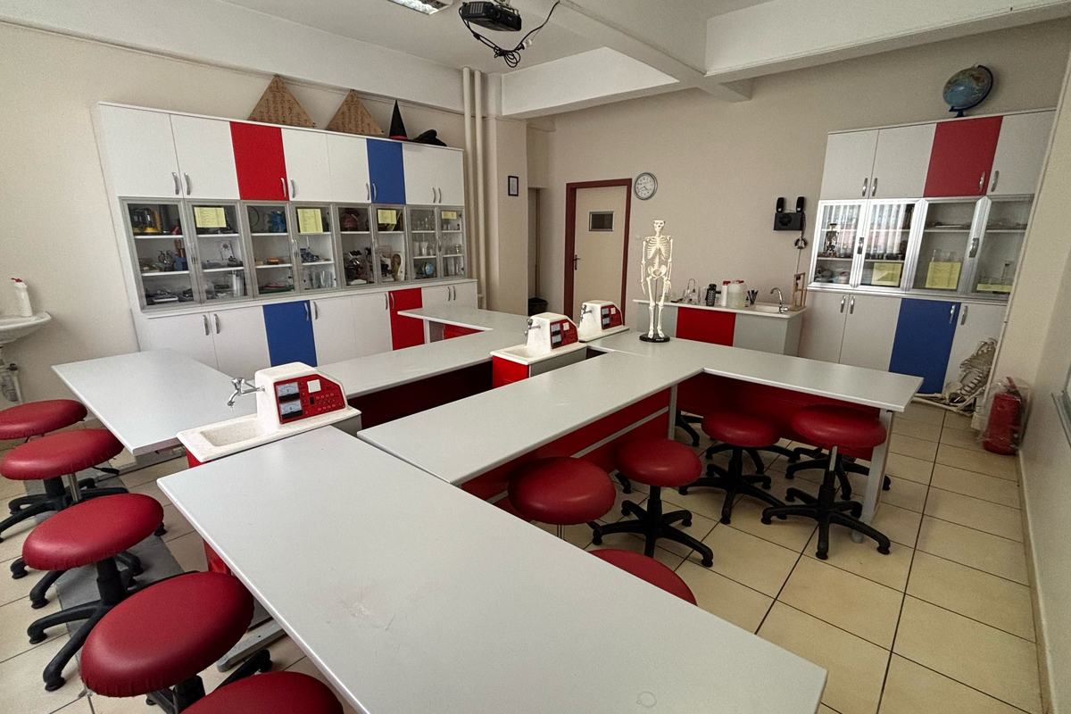 Beylikdüzü Kampüsü fen laboratuvarında deney masaları ve malzeme dolapları
