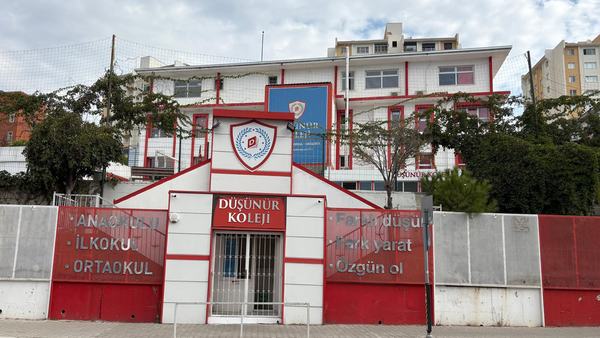 Sokak girişi, kademe tabelası ve ana bina cephesi