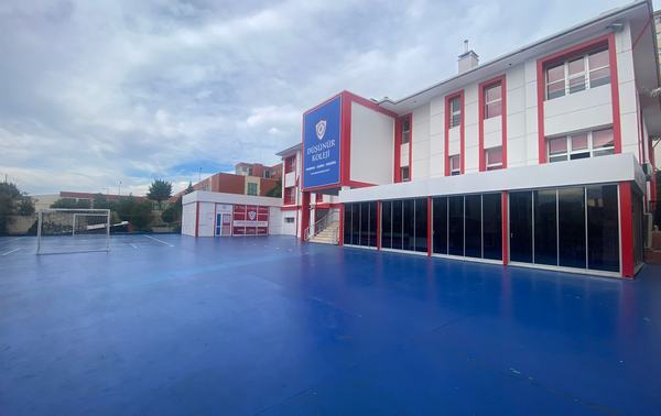 Kaleli mavi zeminli okul bahçesi ve ana bina