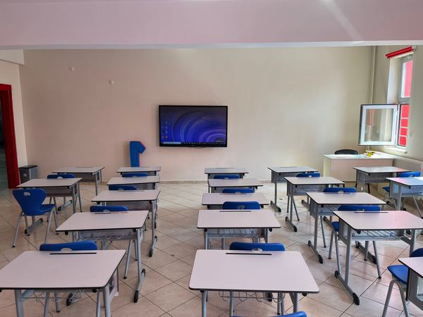 Akıllı tahtalı derslik ve mavi sandalyeli sıralar