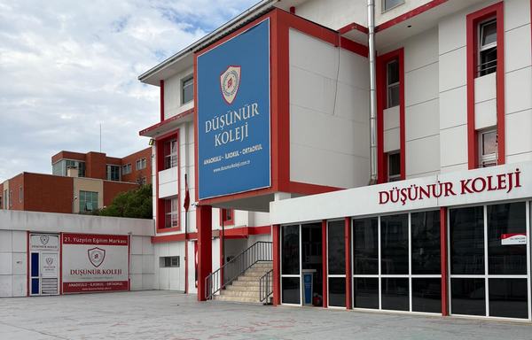 Ana bina girişi, merdivenler ve cam cepheli veli bekleme alanı