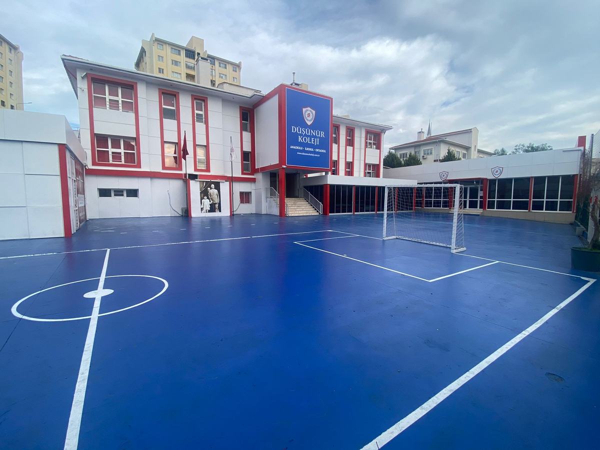 Buca Kampüsü ana binası ve mavi zeminli futbol sahası