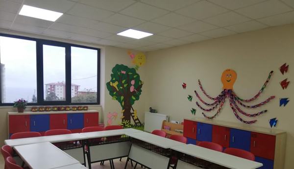 U düzeninde sıralar ve renkli dolaplarla aydınlık sınıf