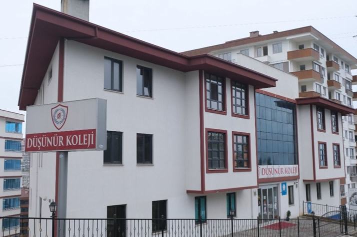 Çukurçayır Kampüsü binası ve Düşünür Koleji tabelası