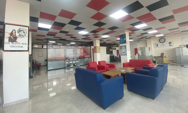 Kareli tavanlı geniş giriş holü ve bekleme koltukları