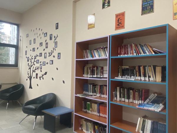 Renkli kitap rafları ve koltuklarıyla kütüphane okuma köşesi