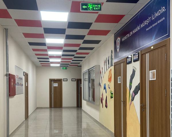 Fırça temalı duvar resimleriyle süslü derslik koridoru