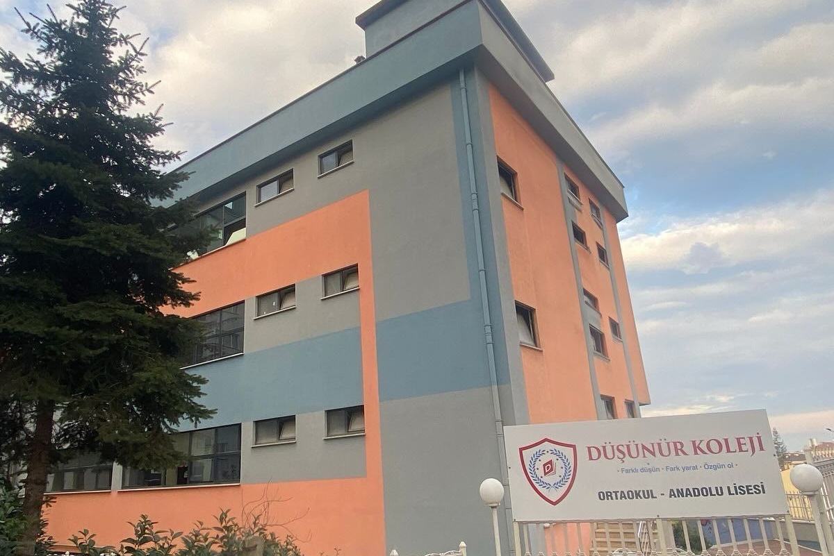 Erdoğdu Kampüsü'nün renkli cepheli binası ve Düşünür Koleji tabelası