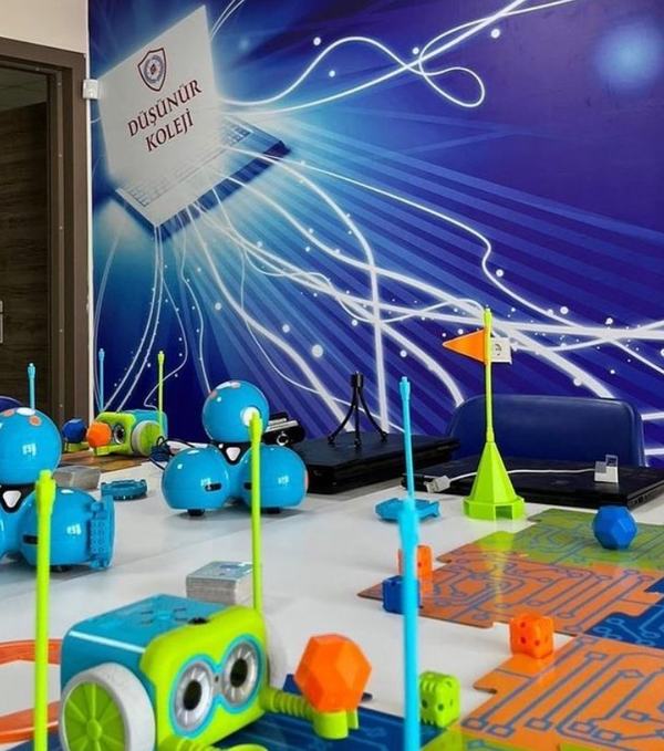 Eğitim robotları ve kodlama pistleriyle robotik atölyesi