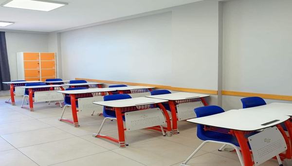 Tekli sıraları ve dolaplarıyla aydınlık derslik
