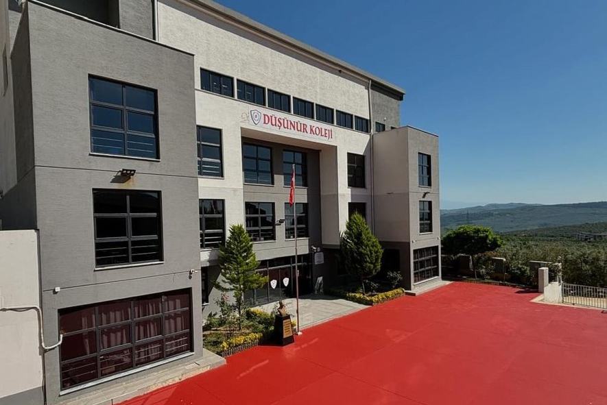 Gemlik Kampüsü ana binası ve kırmızı zeminli giriş avlusu