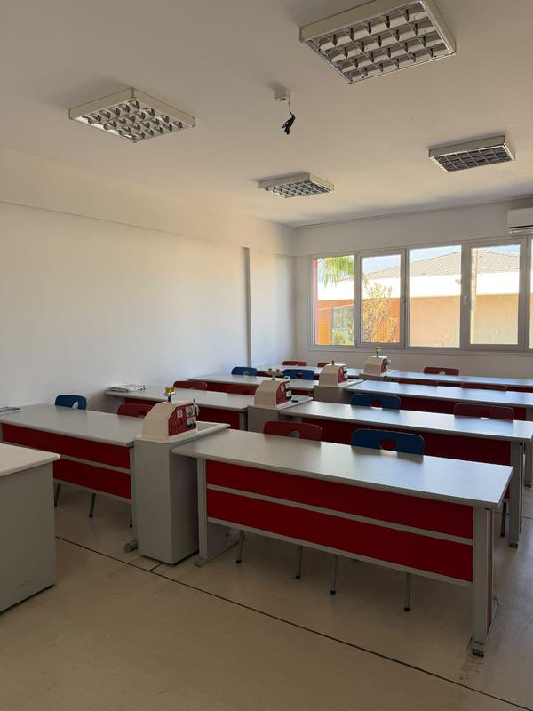 Deney masalarıyla donatılmış fen laboratuvarı