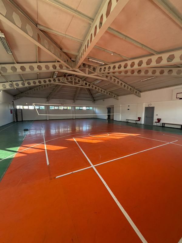 Voleybol fileli kapalı spor salonu