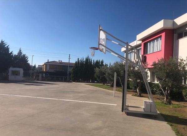 Basketbol potalı okul avlusu ve lise binası