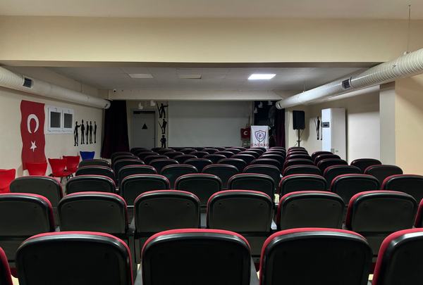 Sahneli ve kürsülü konferans salonu