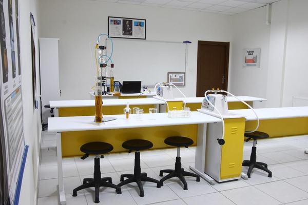 Deney düzenekleri kurulu, sarı masalı fen laboratuvarı