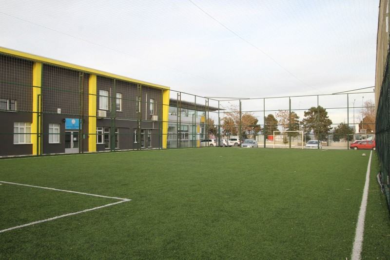 Isparta Kampüsü sentetik çim futbol sahası ve okul binası