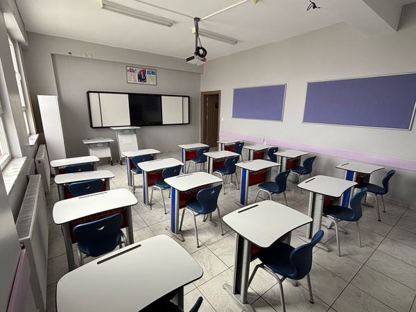 Akıllı tahtalı ve projeksiyonlu aydınlık derslik