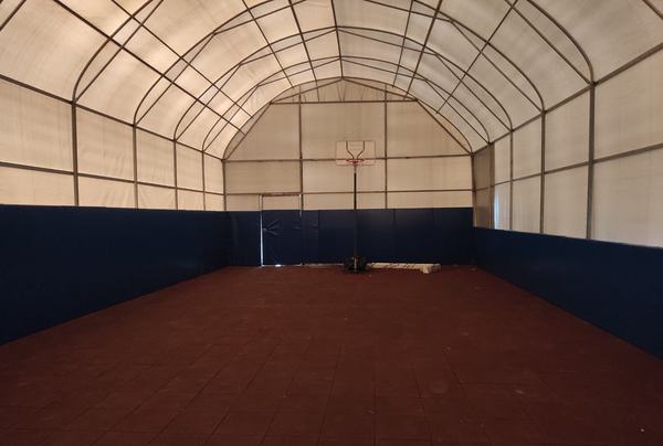 Kauçuk zeminli kapalı spor alanı ve basketbol potası