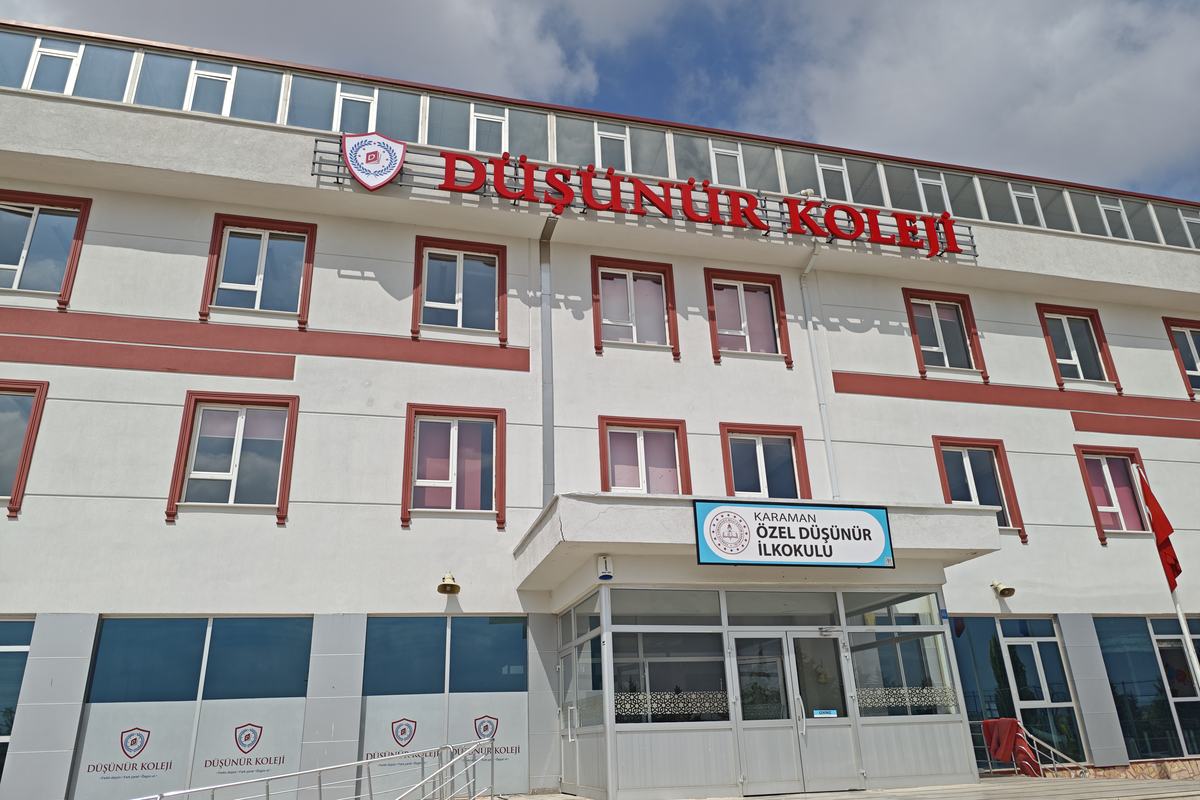 Karaman Kampüsü ana binası ve tabelalı giriş cephesi