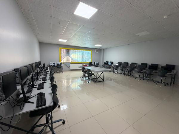 Sıra sıra bilgisayarlı ve ortak çalışma masalı bilişim sınıfı