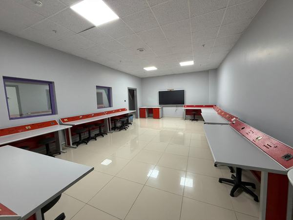 Deney panelli masalarla donatılmış fen laboratuvarı