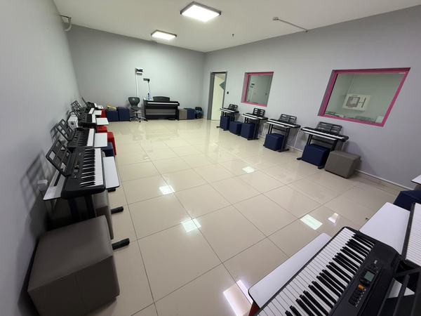 Elektronik org ve dijital piyanolu müzik sınıfı