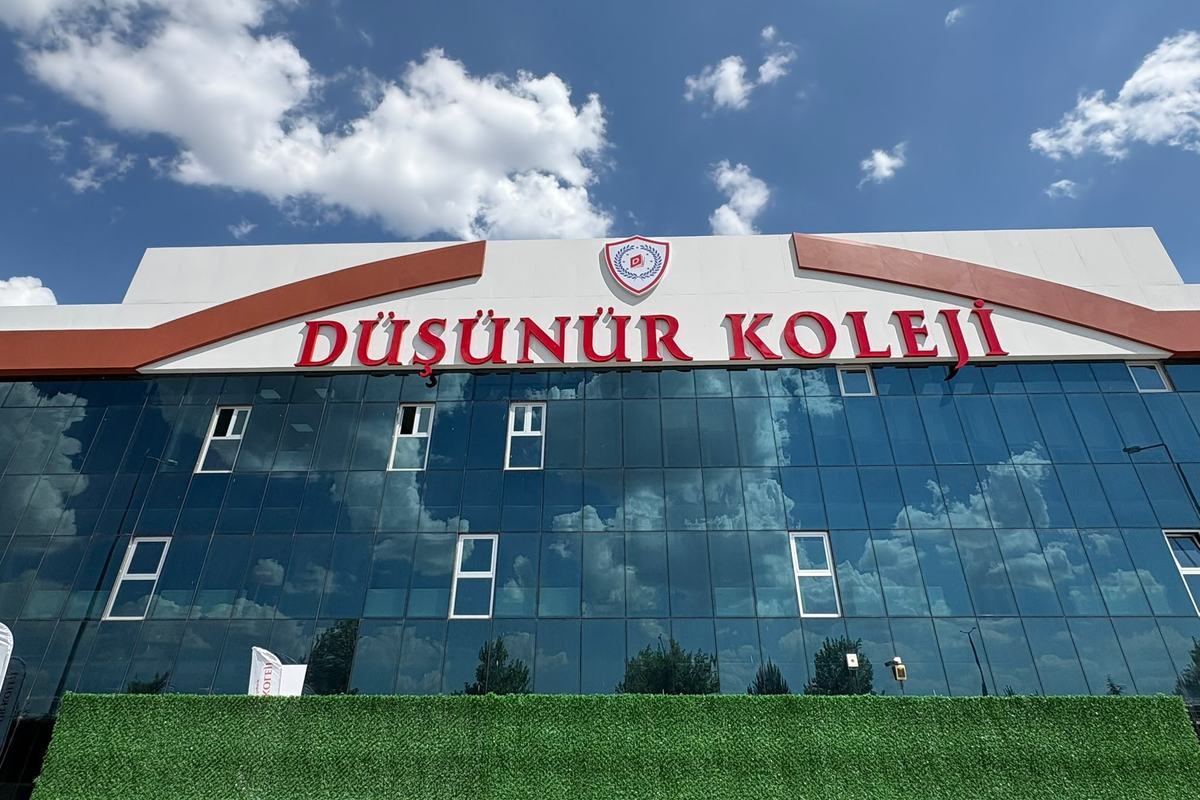 Kayseri Kampüsü'nün Düşünür Koleji tabelalı cam cepheli binası