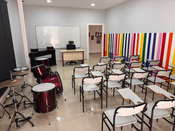 Davul seti ve renkli şerit duvarlı müzik sınıfı
