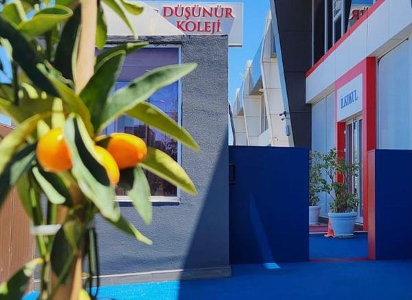 Düşünür Koleji tabelası ve ilkokul girişi