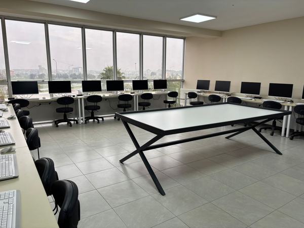 Geniş pencereli bilgisayar laboratuvarı ve ortak çalışma masası