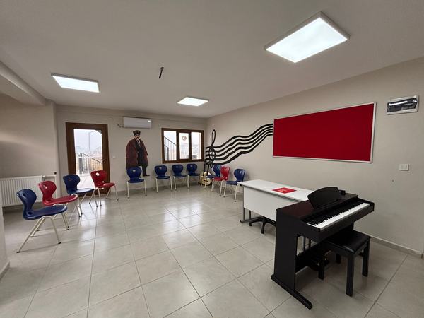 Piyanolu ve daire düzeninde sandalyeli müzik sınıfı