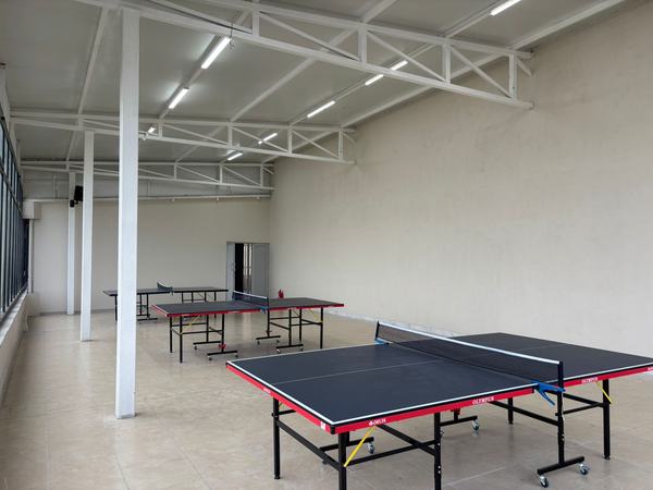 Masa tenisi masalarıyla donatılmış aydınlık salon