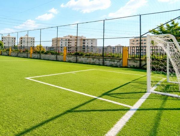 Fileyle çevrili sentetik çim futbol sahası