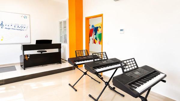 Piyano ve elektronik orglarla donatılmış müzik sınıfı