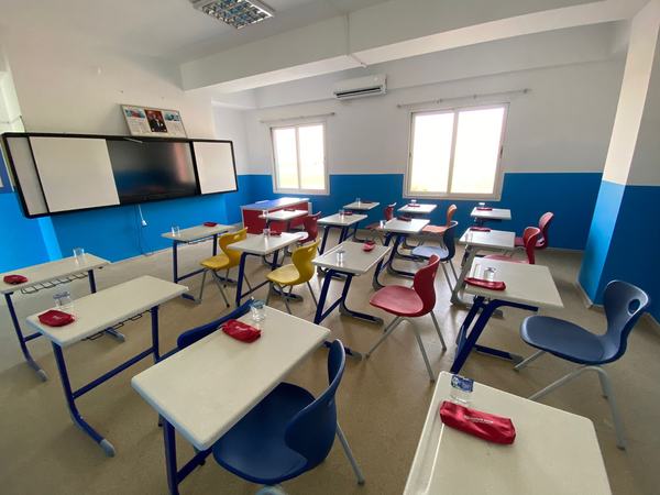Akıllı tahtalı, tek kişilik sıralı aydınlık derslik