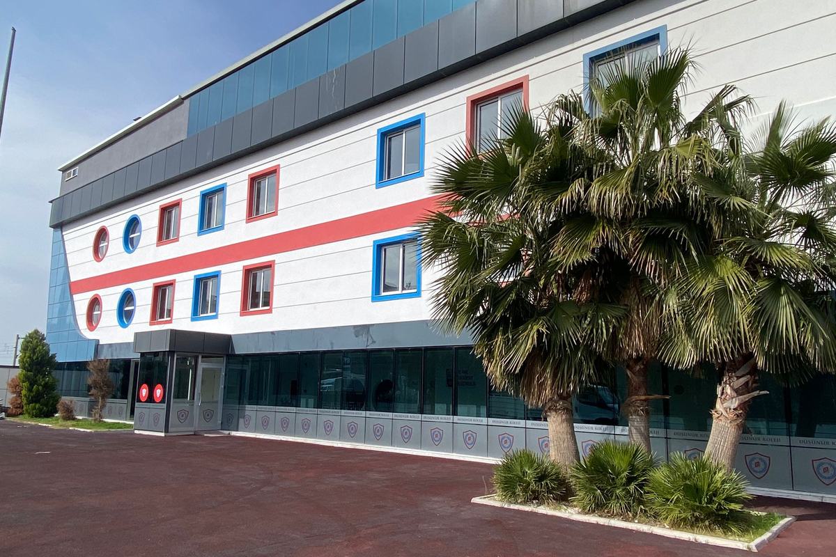 Menemen Kampüsü'nün lombar pencereli bina cephesi ve giriş kapısı