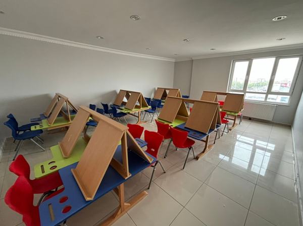 Resim atölyesinde çizim sehpaları ve renkli sandalyeler